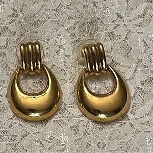 Napier/vintage gold drop earrings, 1.5”
